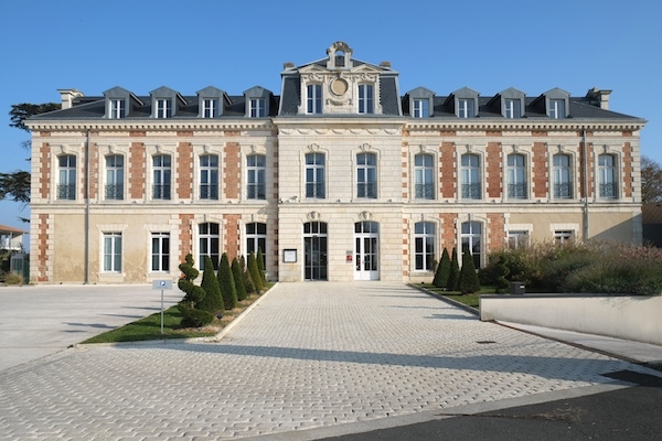 Paulove au Château de Lagord.